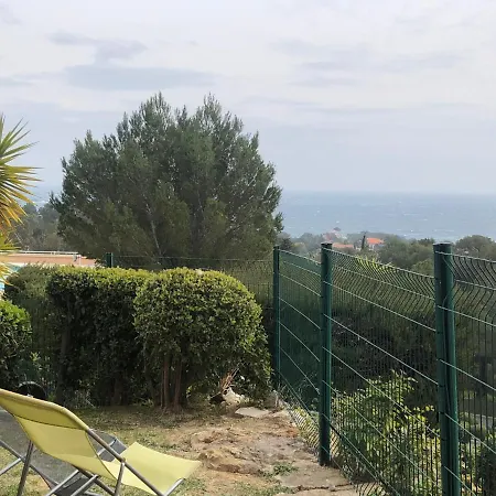 Appartement Front De Mer Avec Vue Mer Et Jardin Au Coeur De L Esterel Dans Le Plus Beau Village De Vacances D Europe Апартаменти *